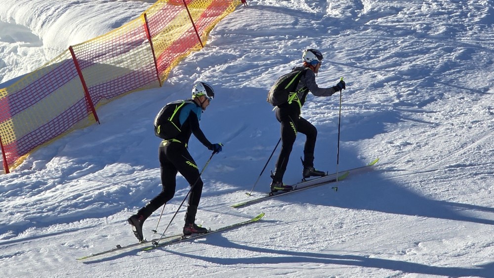 Tourskiën op weg naar de top.